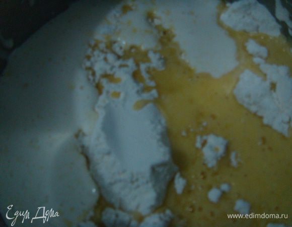 В миску с взбитыми яйцами ввести соду, гашенную уксусом, добавить часть муки, растопленный маргарин и перемешать. 