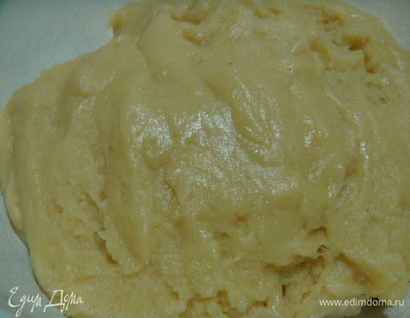 Ввести оставшуюся муки и замесить гладкое, сладкое, блестящее тесто.
Это самое вкусное моё тесто! До сих пор пока пеку, не могу удержаться, чтобы не оторвать и не съесть кусочек :)