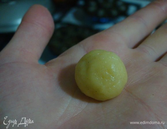 Отщипнуть тесто и выкатать в ладони шарики. Небольшие размером с небольшой грецкий орех. 
