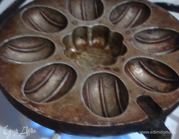 Девочки! Еще секрет: в старых советских "раритетных" орешницах есть фигурная сердцевина в виде цветка. Именно цветка, а не орешка. В нее, как правило, идет в 2 раза больше теста, чем на одну скорлупку. Так вот, не жалейте, хоть их потом и надо будет начинять. Объясню почему.