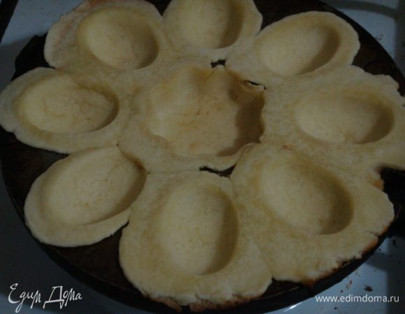 Дело в том, что тогда печенье лучше выпадает из формы. В первую партию, я пропустила это (давно не пекла, уже очень давно), и печенье я выковыривала. Но быстро сориентировалась и до меня "дошло".