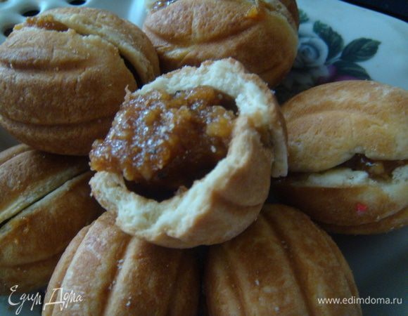 У меня начинка вареная сгущенка (комнатной t), вымешанная с крошкой от самих орешков (в ингредиентах указано как "вафельная крошка").