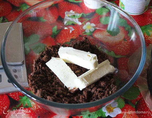 Печенье раскрошите. Хорошо перемешайте крошку с размягченным сливочным маслом до образования однородной массы.