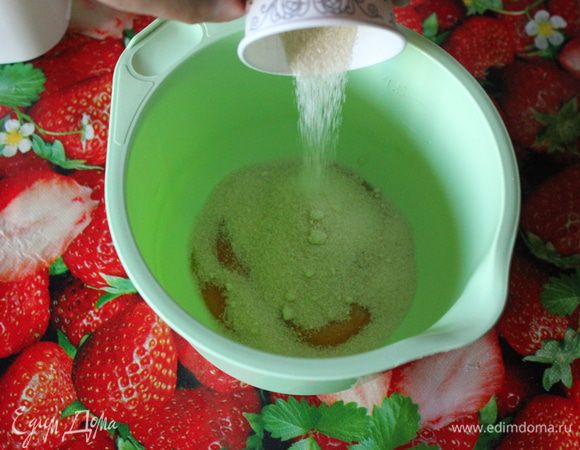 Яичные желтки от крупных яиц взбейте с 100 г сахара в течение 8 минут до пышной светлой и блестящей массы.