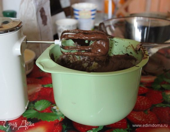 Затем добавьте сметану и ванильный экстракт.