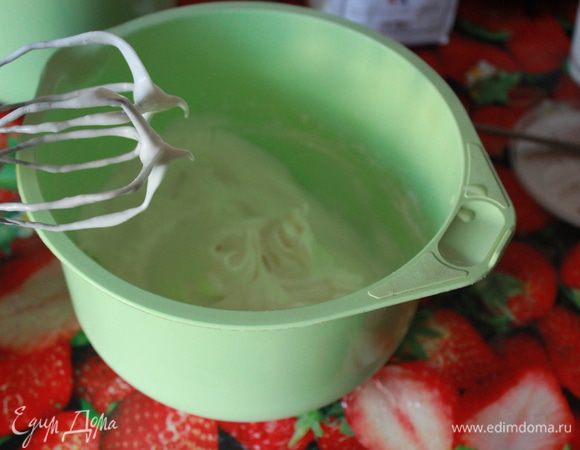 Взбейте в меренгу яичные белки с 50 г сахара.