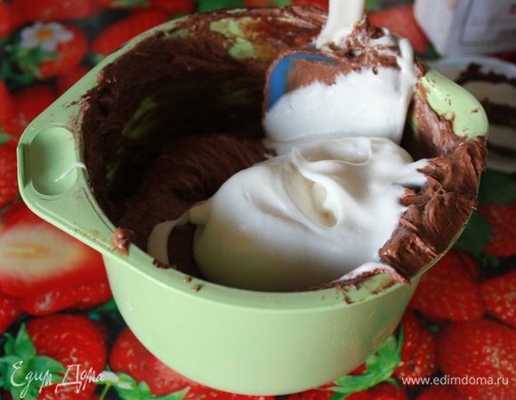 Деликатно примешайте к шоколадной массе.