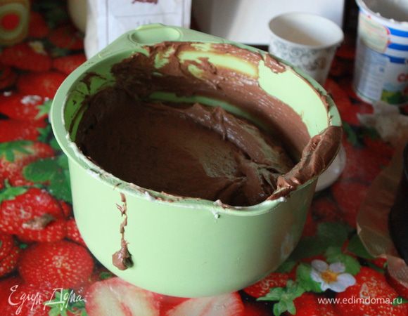 Стоит это делать очень аккуратно, желательно мягкой пластиковой лопаткой, и в несколько приемов.