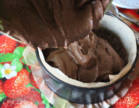 Выложите полученный крем поверх песочной основы.