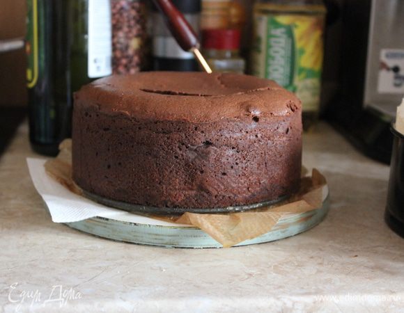 Ровно через час пирог необходимо достать из духовки. Серединка должна еще чуть подрагивать, а края уже схватиться. Когда он остынет, то уплотнится.
