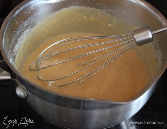 Перед подачей можете чуть присыпать какао или полить сверху шоколадно-карамельным ганашем. На фото карамельные сливки.