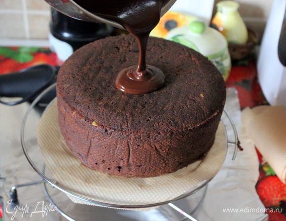 Рецепт ганаша можно посмотреть здесь http://www.edimdoma.ru/retsepty/71416-orehovyy-tort-s-shokoladnoy-glazuryu-i-apelsinovym-dzhemom.