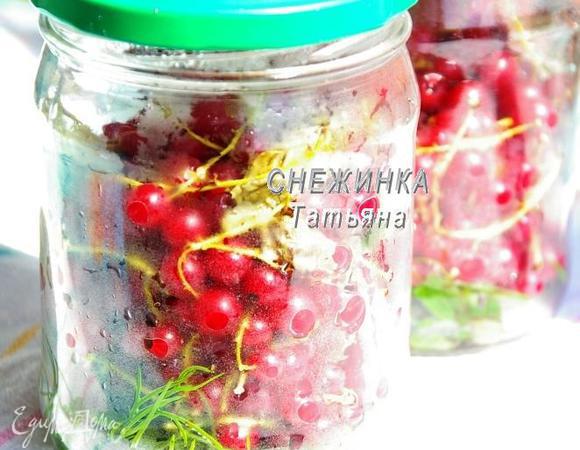 Затем воду из банок сливаем в кастрюльку.