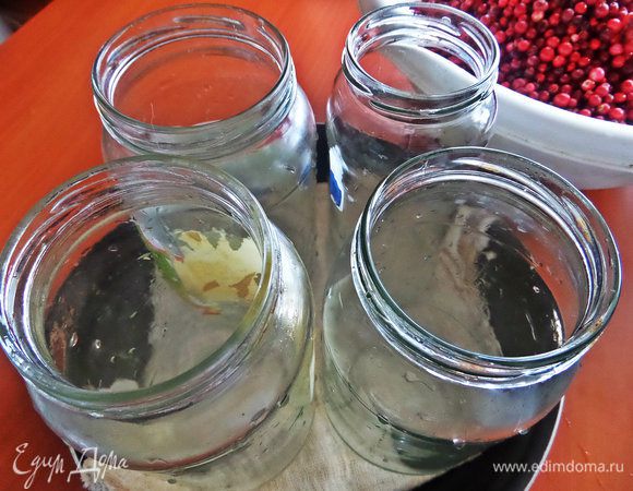 Банки брать лучше высокие (у меня 3 по 900 мл и одна поуже), стерилизовать заранее не надо! Только помыть. Крышки тоже.