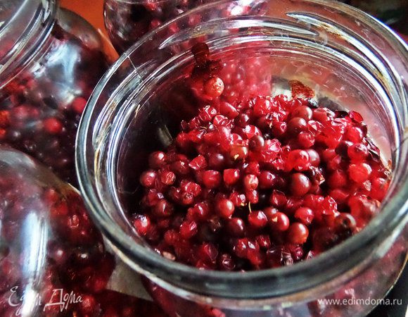 Вынимаем и снимаем горячие крышки прихватками (!). Видно, что сверху ягода сморщилась и дала сок. Можно даже слегка прижать чистой ложкой.