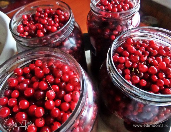 Досыпаем в каждую банку снова ягод и отправляем томиться в духовку. И так несколько раз, пока вся ягода по "плечики" не утонет в собственном соку.