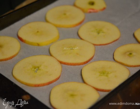 Яблоки нарезанные выложить одним слоем на противень с бумагой для выпечки. Серединку с семенами можно убрать по желанию. Поставить в духовку. Выпекать 1 час. Затем перевернуть и вновь запекать 1 час. Если яблоки не подсушились как нужно, можно еще оставить на 30 мин.