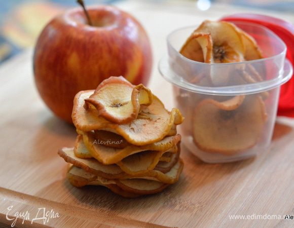 Готовые яблочные чипсы укладываем и храним в контейнере. Здоровый и питательный перекус для школьника.