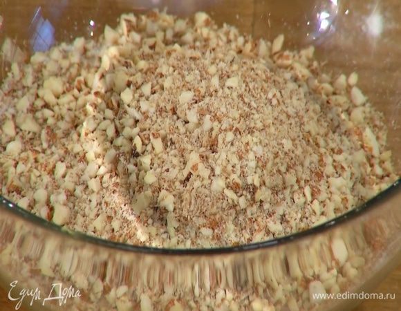 Миндаль измельчить в блендере в очень мелкую крошку.