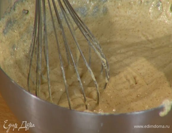 Продолжая взбивать, добавить яйца.