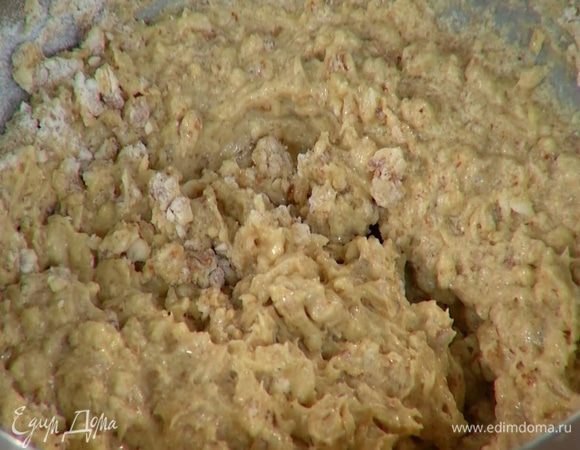 Муку перемешать с миндальной крошкой, частями ввести в сливочно-яичную массу и вымешать тесто венчиком.