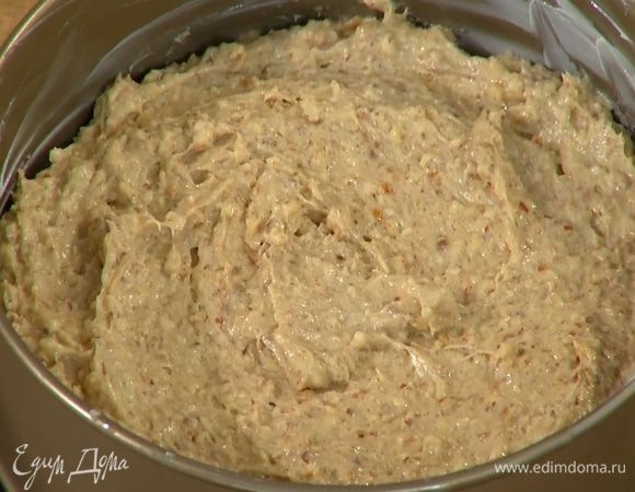 Разъемную форму для выпечки смазать оставшимся сливочным маслом и равномерно выложить тесто.