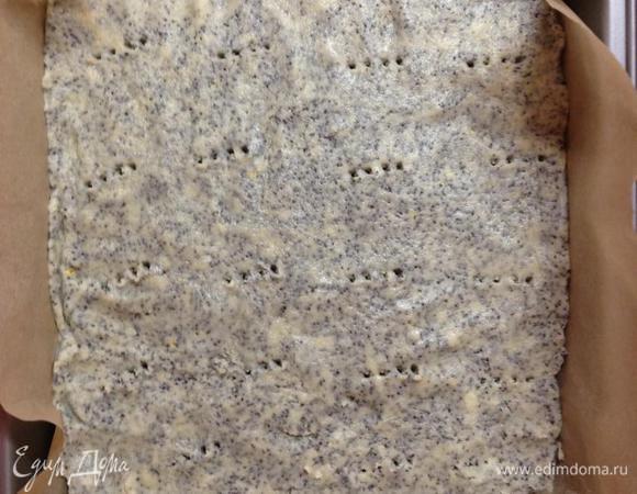 Выложить тесто в форму, застеленную пергаментом, и руками разровнять по всей поверхности. Форму лучше брать небольшую (у меня прямоугольная 19х22 см) и слой теста делать не тоньше 1 см.
Наколоть вилкой по всей площади теста и поставить в духовку на 30-35 минут до легкого зарумянивания и манящего аромата.
