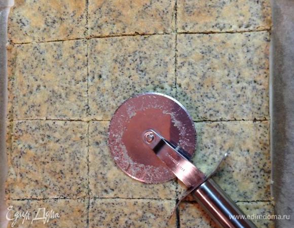 Достать из духовки и сразу же разрезать на печенья. Я режу ножом для пиццы. У меня выходит 12 штук.
