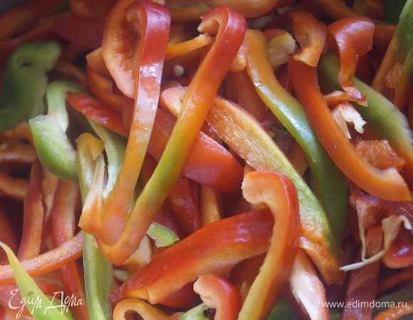 Все овощи хорошо промыть и обсушить бумажным полотенцем.
Перец очистить от семян и нарезать тонкой длинной соломкой.