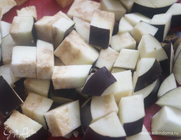 Баклажаны не очищать, нарезать крупными кубиками.