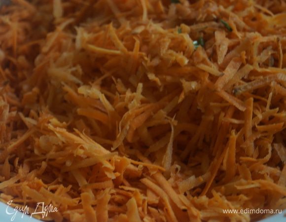 Морковь очистить и натереть на крупной терке.