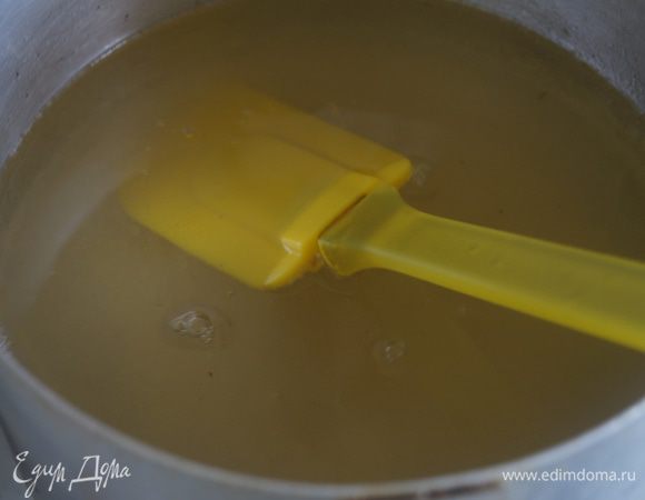 Для маринада в отдельной кастрюльке смешать растительное масло, уксус, соль и сахар, довести до кипения и снять с огня.