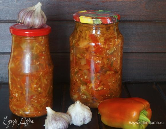 Готовый салат разложить в стерильные баночки и закрыть крышками. 