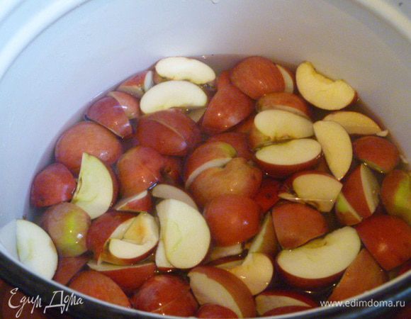 Есть два варианта.
Первый подходит для падалицы. И он быстрее.
Яблок берете столько, сколько вам нужно.
Яблоки хорошо промыть, нарезать на 4 части, ничего не вырезая, и залить водой до половины яблок.
Доводим до кипения и варим под крышкой 30 минут.