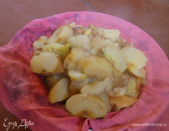 На большую кастрюлю ставим сито и застилаем его марлей в несколько слоев. У меня ткань.
Выливаем получившийся сок и выкладываем яблоки, чтобы вся жидкость стекла на пару часов.
Но этот вариант хорош только для плохих яблок, так как если брать хорошие яблоки, то потом нужно протирать через сито.