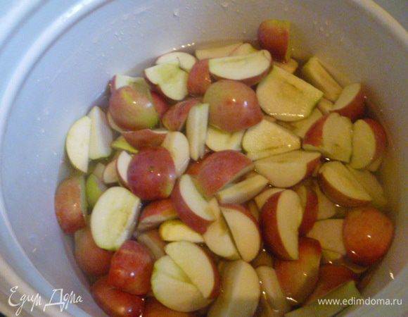 Именно поэтому из хороших яблок я вырезаю сердцевину.
Здесь я добавила груш немного.