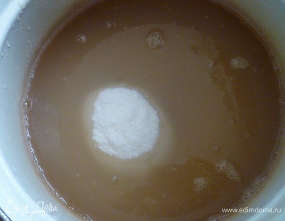 В получившийся сок насыпаем сахар из расчета на 1,5 литра сока - 1 кг сахара.