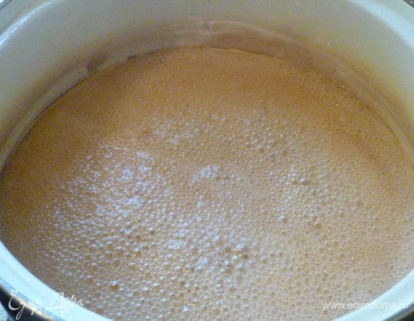 Варить на медленном огне после закипания 1-1,5 часа.
Когда начнет сильно пузырится, почти одна пена, значит уже готово.