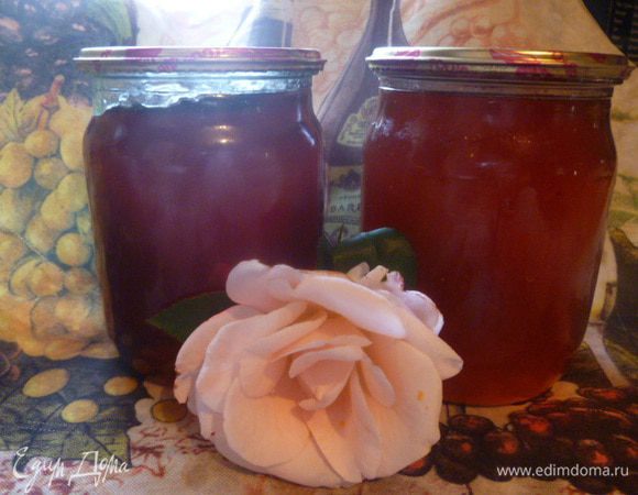 Более темное желе - это чисто яблочное. Более светлое - яблочно-грушевое.