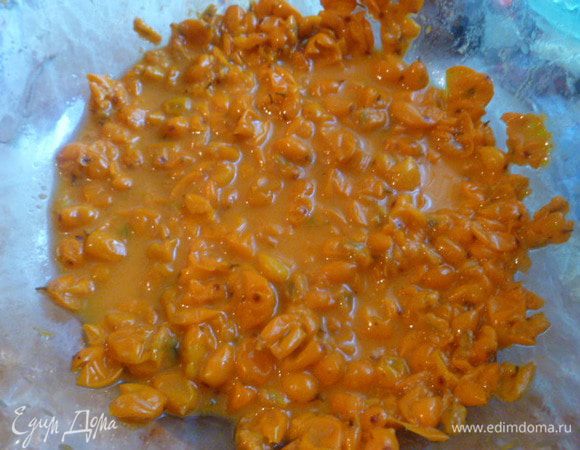 Затем ягоды потолочь деревянным пестиком.