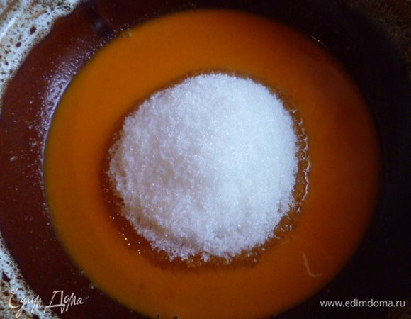 Дальше можно сразу смешивать с сахаром.
Я же процеживаю через сито, а в получившийся сок добавляю сахар.
Так как облепиха кислая, то сахара я кладу в два раза больше.