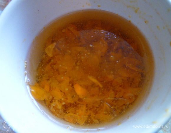 Жмых выкладываю в непрозрачную чашку и заливаю растительным маслом, закрываю крышкой и ставлю в темное место на неделю-полторы.
Затем процедить.
Это будет облепиховое масло.