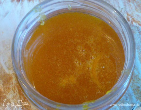 Сок с сахаром я прогреваю в духовке при 100 градусах до неполного растворения сахара. Когда вроде бы растворился, но крупинки еще сохраняются. Извините, время не засекала. Всегда на глаз. Но это недолго.
Затем выливаю в чистую сухую банку и закрываю. Можно плотно укупорить, можно под закрутку или даже под капроновую крышку. Оно одинаково хорошо сохранится.