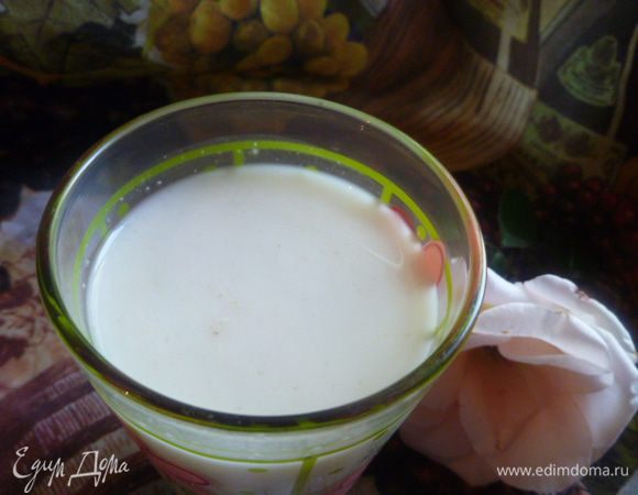 А если такое молоко сделать только с водой, без сока, то оно взаимозаменяемо с коровьем молоком. Его можно давать деткам, у которых непереносимость лактозы.
Оно содержит в себе кальций и много других витаминов, которые так нужны растущему организму.
Только делать его желательно каждый день свежее.