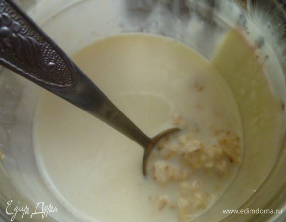 Итак, все просто.
В банку насыпаем хлопья.
У меня Экстра, но и Геркулес тоже отлично подходит.
Заливаем 1 стаканом холодного молока, закрываем капроновой крышкой и ставим в холодильник на ночь.
Утром перемешиваем и добавляем еще 1 стакан холодного молока.
У меня молоко домашнее не кипяченое. Вы же берите то молоко, которому доверяете и к которому привыкли.