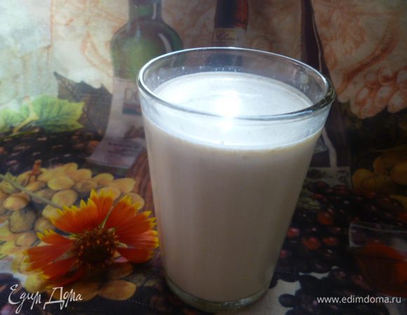 И в результате получается не только вкусный, но и полезный, а также очень сытный овсяно-молочный коктейль со сливовым вареньем.