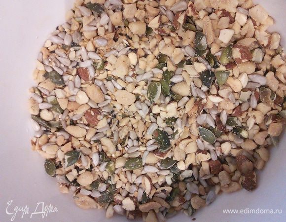 Смешать с остальными ингредиентами панировки, добавить соль, перец и любые травы. У меня смесь итальянских сухих трав. Можно добавить сухой чеснок. 