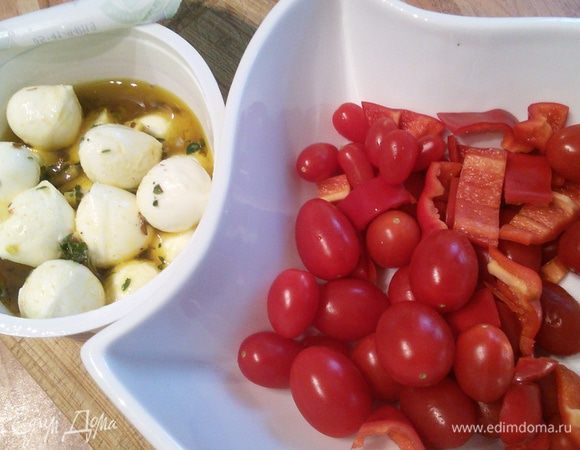 Моцареллу, если она в крупном шарике, порезать кубиком, если мини, то оставить как есть. Замариновать в трех ложках оливкового масла и смеси орегано с тимьяном. Подготовить помидоры и перец, нарезанный произвольно. 
