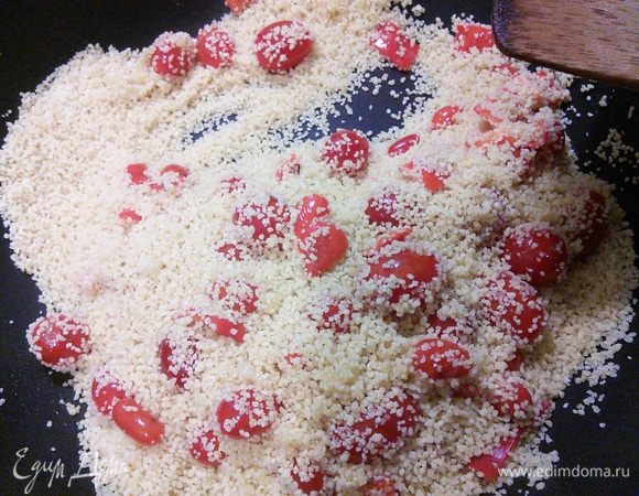 На другой сковороде разогреть оливковое масло, выложить помидоры и перец, прогреть, всыпать кус-кус, перемешать и залить горячим бульоном. Бульон можно взять куриный или овощной, на крайний случай можно использовать воду. Сковородку закрыть крышкой и дать кус-кусу настояться. 