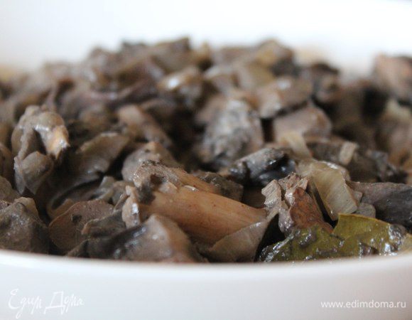 Первым делом готовим начинку. Поджариваем вместе с луком грибы (в моем случае - лесные шампиньоны), солим, перчим. В конце добавляем немного сметаны и еще даем пару минут потушиться. 

Ароматная и вкусная начинка готова!